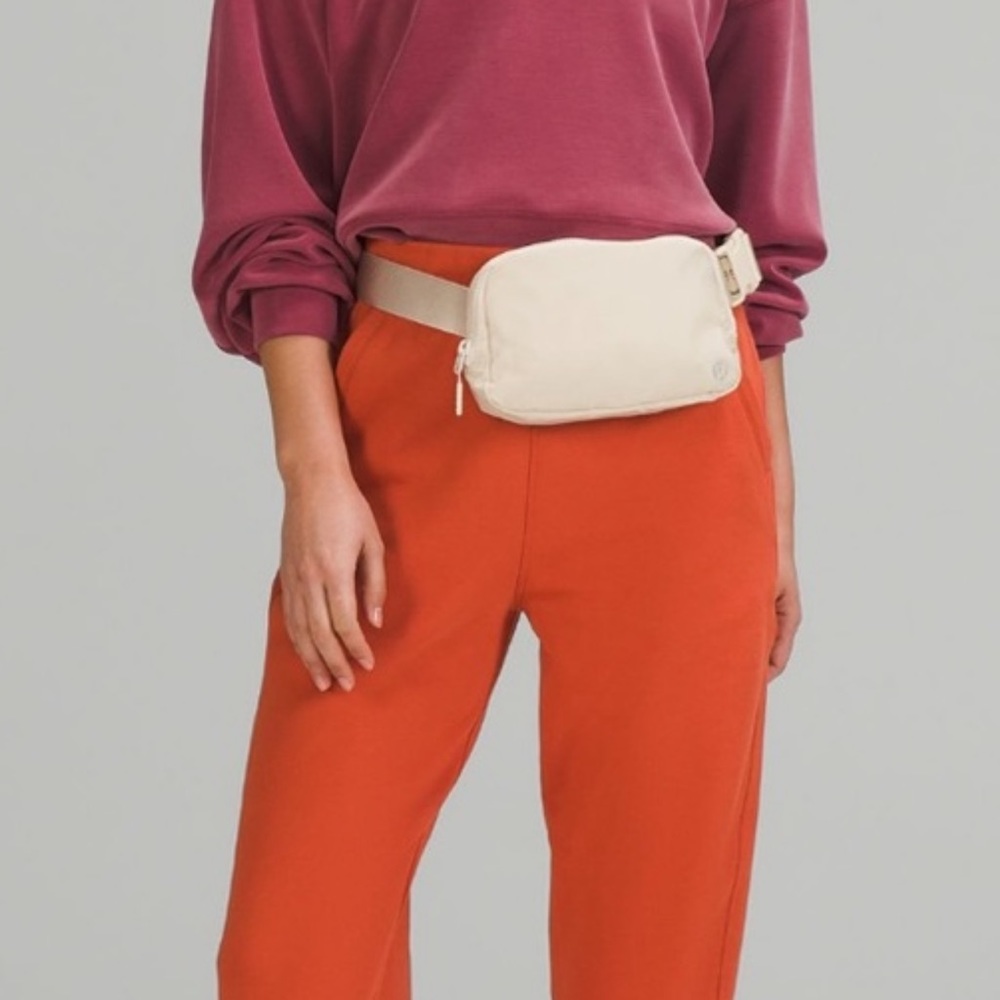 Lululemon Everywhere Belt Bag (Original strap version) - Picture 3 of 12